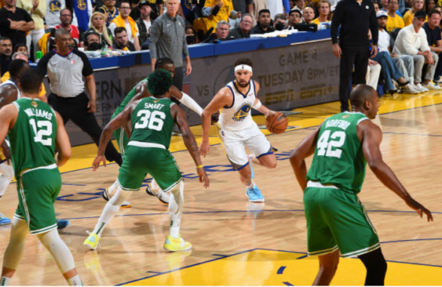  步行者末节逆转活塞保留晋级希望  